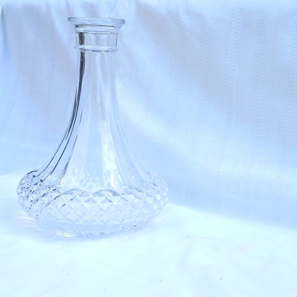 Clear glass decanter - Picture 2 of 4